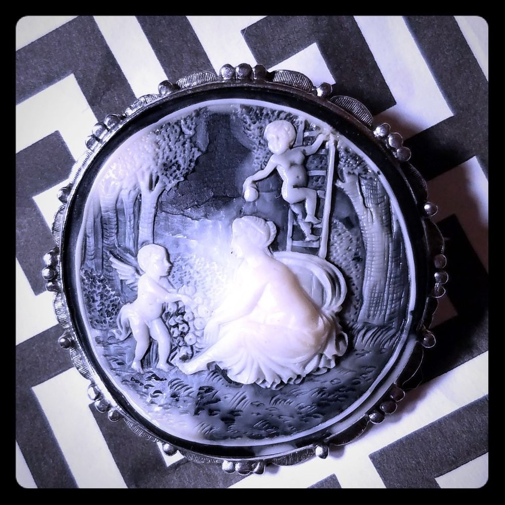 Costume Cameo pin